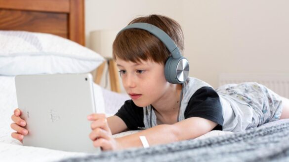los-riesgos-para-los-ojos-de-los-ninos-por-el-uso-de-pantallas-de-moviles-y-tablets:-«uno-de-cada-tres-tiene-problemas-de-vision»