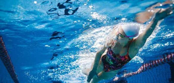 el-cloro-de-las-piscinas-nos-protege-de-enfermedades,-pero-¿puede-tambien-perjudicarnos?