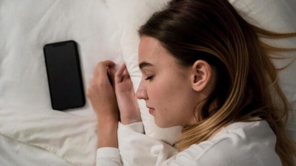 que-pasa-si-duermo-cerca-de-aparatos-electronicos:-¿es-peligroso-para-la-salud?