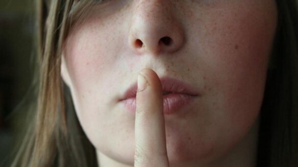 «las-cuerdas-vocales-de-las-mujeres-suelen-ser-mas-susceptibles-a-desarrollar-nodulos-y-otro-tipo-de-lesiones»