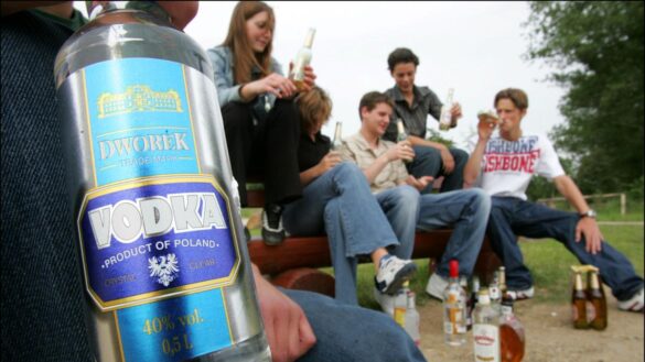 el-uso-del-alcohol-en-la-adolescencia-se-relaciona-con-insatisfaccion-en-la-mediana-edad-y-peor-salud