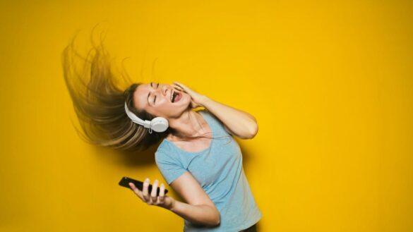experto-recomienda-utilizar-con-los-auriculares-la-regla-del-60-60
