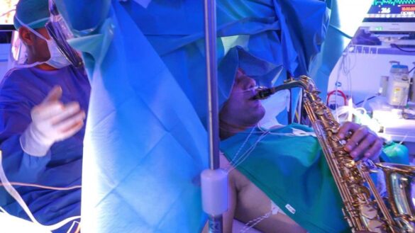 un-musico-toca-el-saxofon-mientras-es-operado-de-un-tumor-en-el-cerebro
