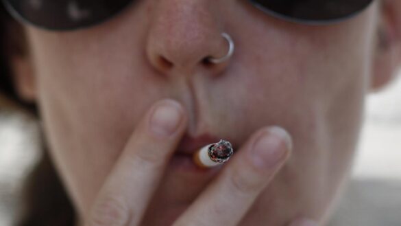 el-efecto-hormonal-del-tabaco-que-hace-mas-dificil-dejar-de-fumar,-especialmente-para-las-mujeres