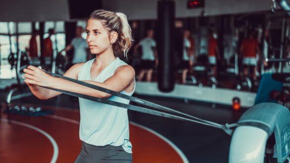 los-mejores-ejercicios-con-cintas-de-resistencia-para-ganar-masa-muscular-como-si-utilizases-pesas