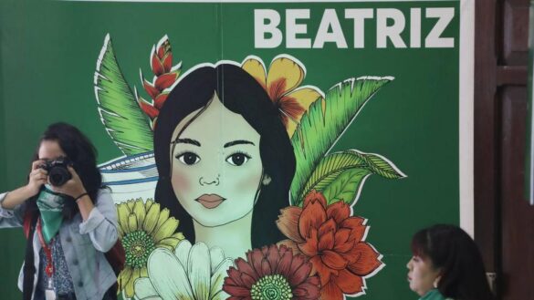 «a-mi-hija-la-obligaron-a-tener-un-bebe-sin-craneo»:-la-denuncia-de-una-mujer-a-la-que-se-le-nego-el-aborto-en-el-salvador