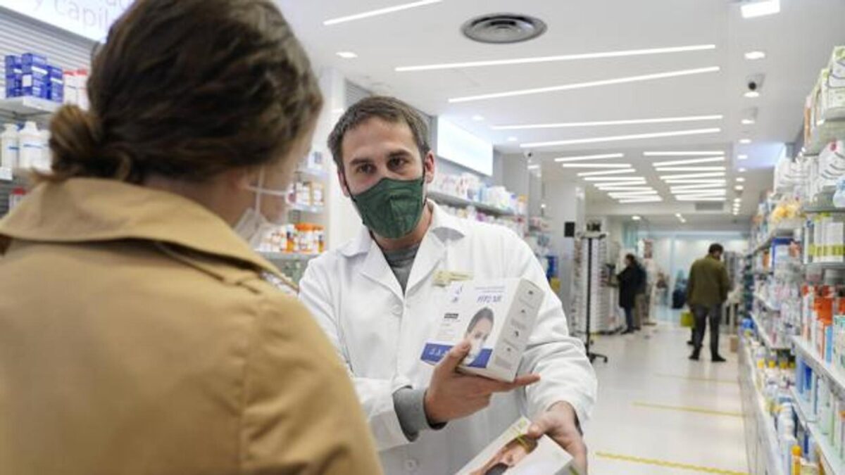Fernando Simón cree que la obligatoriedad de la mascarilla se eliminará «pronto» en farmacias