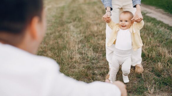 ¿a-que-edad-empiezan-a-andar-los-bebes?-claves,-consejos-y-razones-por-las-que-pueden-tardar-en-hacerlo