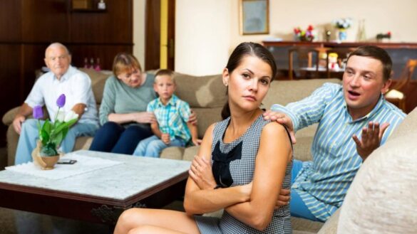 como-establecer-limites-sanos-con-los-suegros:-«intenta-ver-que-partes-de-ti-encajan-con-ellos»