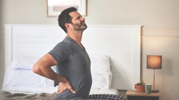 ¿por-que-me-duele-la-espalda-en-la-cama?-estas-son-las-posibles-causas-y-su-tratamiento