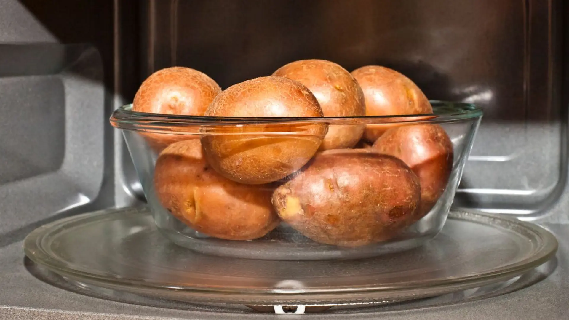 un-nuevo-estudio-alerta-sobre-el-peligro-de-cocer-las-patatas-en-el-microondas-si-lo-haces-de-esta-manera