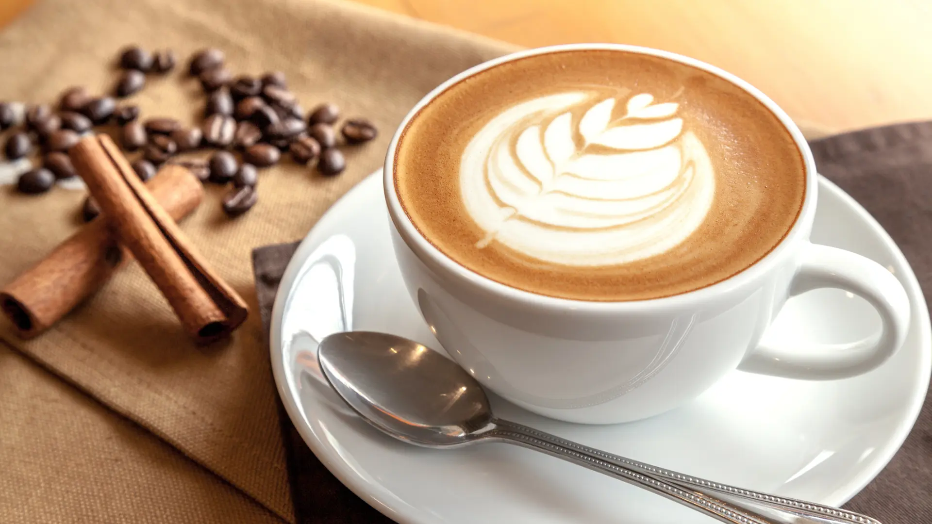lo-que-un-neurologo-recomienda-anadir-al-cafe-para-cuidar-el-cerebro-y-la-memoria